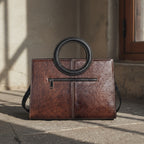  Sac cabas Heritage Vintage en cuir pleine fleur patiné, silhouette souple et structurée, avec finitions métalliques couleur canon de fusil. 