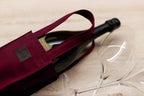 K0016XB | Borsa Porta Bottiglia in Canvas/ Vera Pelle pieno fiore, volanata. Colore Bordeaux/Testa Moro. Capacità: 1 bottiglia. Dimensioni: cm 10 x 37 x 10. Confezione: Polybag-0