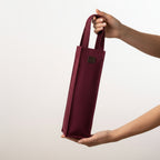K0016XB | Borsa Porta Bottiglia in Canvas/ Vera Pelle pieno fiore, volanata. Colore Bordeaux/Testa Moro. Capacità: 1 bottiglia. Dimensioni: cm 10 x 37 x 10. Confezione: Polybag-1