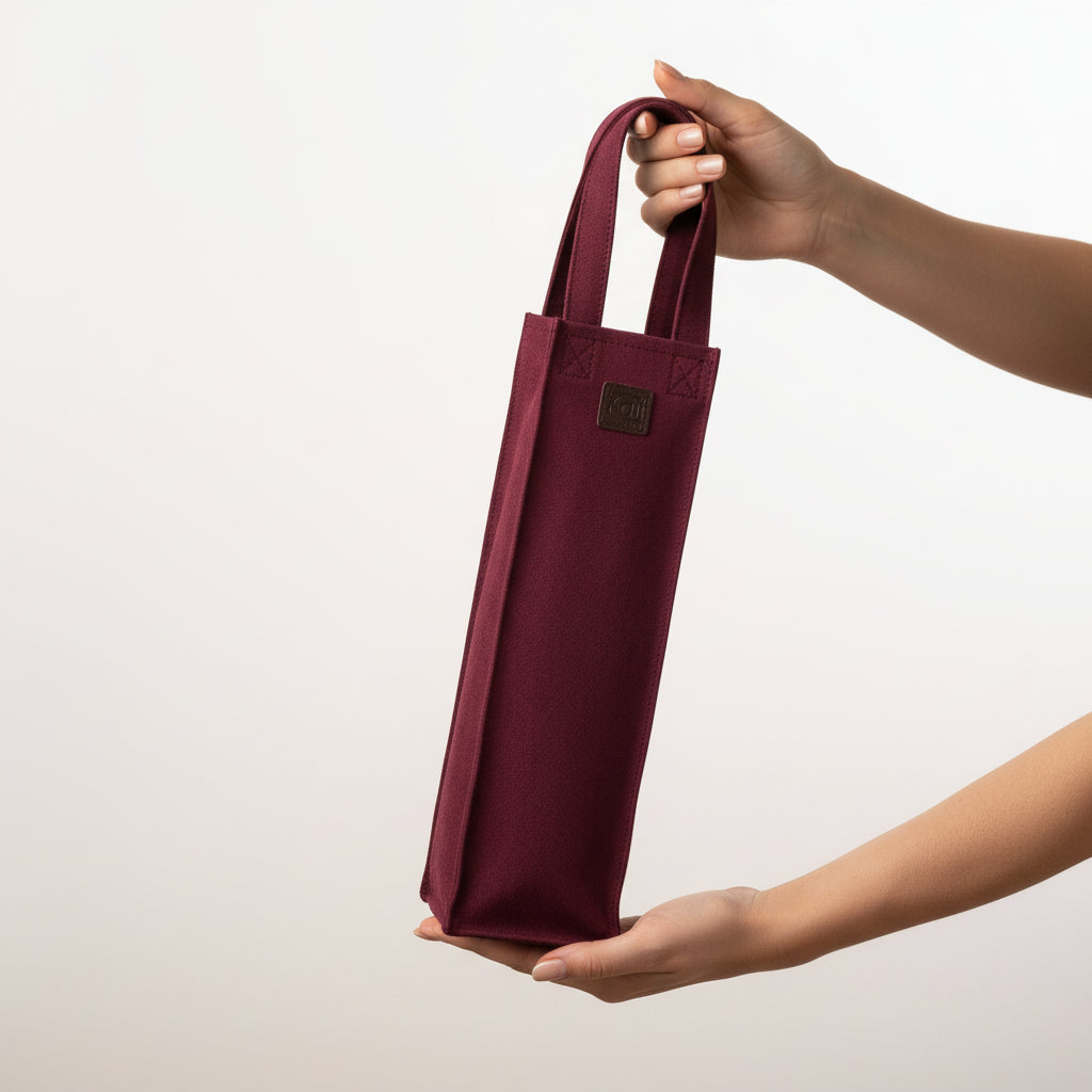 K0016XB | Borsa Porta Bottiglia in Canvas/ Vera Pelle pieno fiore, volanata. Colore Bordeaux/Testa Moro. Capacità: 1 bottiglia. Dimensioni: cm 10 x 37 x 10. Confezione: Polybag-1