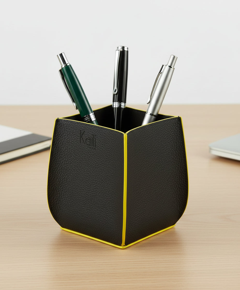 K0032DB | Porta Penne da scrivania in Vera Pelle, pieno fiore, grana dollaro. Colore Blu con bordi Gialli. Dimensioni: cm 8,5 x 8,5 x 12. Confezione: Scatola regalo fondo/coperchio-0