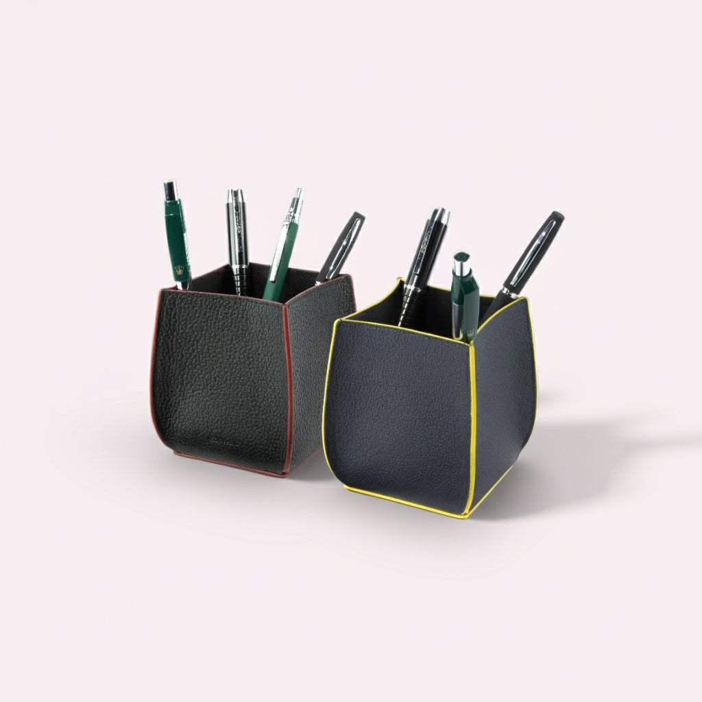 K0032DB | Porta Penne da scrivania in Vera Pelle, pieno fiore, grana dollaro. Colore Blu con bordi Gialli. Dimensioni: cm 8,5 x 8,5 x 12. Confezione: Scatola regalo fondo/coperchio-2