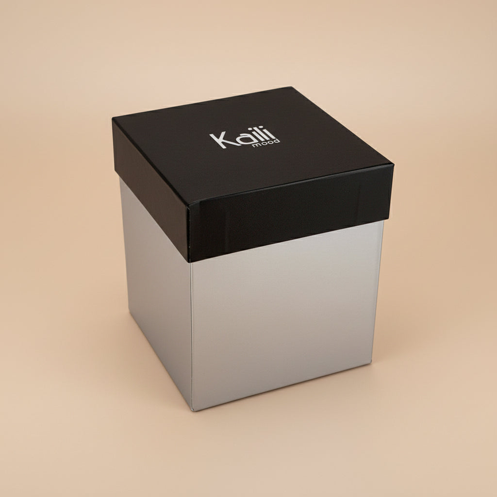 K0032DB | Porta Penne da scrivania in Vera Pelle, pieno fiore, grana dollaro. Colore Blu con bordi Gialli. Dimensioni: cm 8,5 x 8,5 x 12. Confezione: Scatola regalo fondo/coperchio-3