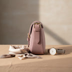 Sac bandoulière en cuir véritable rose antique, avec anse amovible, boucle métallique dorée brillante et format 26 × 20 × 10 cm