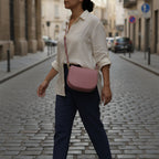 Sac bandoulière en cuir véritable rose antique, avec anse amovible, boucle métallique dorée brillante et format 26 × 20 × 10 cm