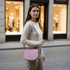 Sac bandoulière en cuir véritable rose antique, avec anse amovible, boucle métallique dorée brillante et format 26 × 20 × 10 cm