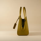 Sac à main en cuir véritable couleur moutarde, avec bandoulière amovible et attaches mousqueton gunmetal, format 33 × 25 × 15 cm avec poignées de 13 cm