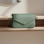 Borzatta Mini – vue profil – silhouette enveloppe cuir menthe – rabat magnétique fermeture – artisanat Italien