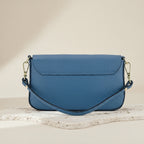 Mini sac à bandoulière en cuir pleine fleur fabriqué en Italie, avec chaîne amovible dorée, rabat magnétique et intérieur doublé avec poche plate.