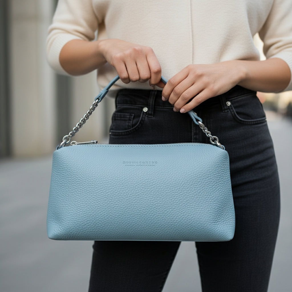 RB1025CL  | Borsa Donna a Mano con doppia lampo in Vera Pelle Made in Italy. Tracolla in pelle regolabile. Accessori Nickel Lucido - Colore Celeste - Dimensioni: cm 26 x 14 x 9-2