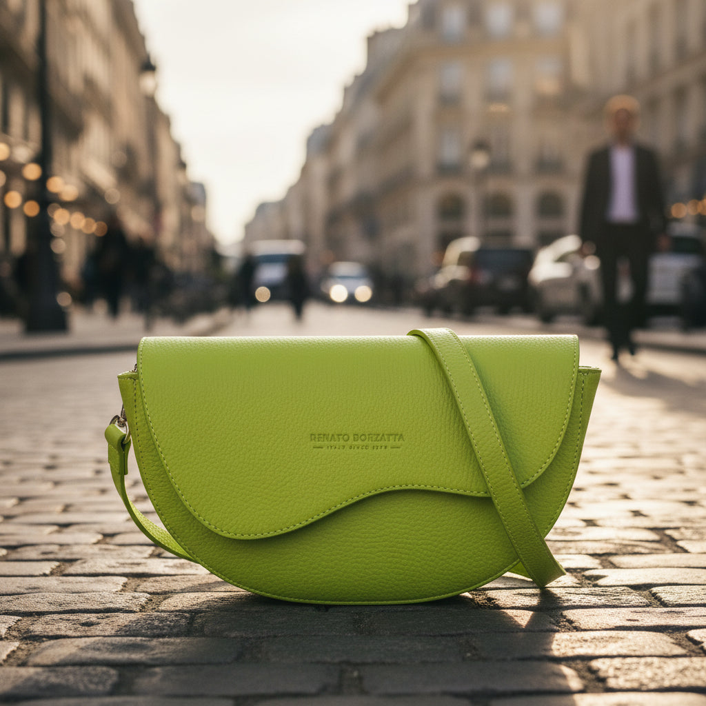 Jade - Sac bandoulière vert forêt cuir véritable vert · Format compact · Bandoulière réglable