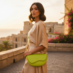 Jade - Sac bandoulière vert forêt cuir véritable vert · Format compact · Bandoulière réglable