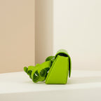 Jade - Sac bandoulière vert forêt cuir véritable vert · Format compact · Bandoulière réglable