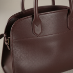 Grand sac Frida en cuir pleine fleur, silhouette structurée et spacieuse, fabriqué en Italie avec finitions artisanales.