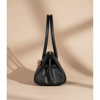 Sac porté épaule Arianna en cuir sauvage souple noir, fabriqué en Italie, avec accessoires métal or mat et format 34 × 15 × 16 cm, poignée de 20 cm