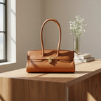 Sac porté épaule Arianna en cuir sauvage souple couleur cognac, fabriqué en Italie, avec métallerie or mat et format 34 × 15 × 16 cm, poignée de 20 cm.