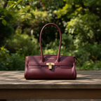 Sac porté épaule Arianna en cuir sauvage souple couleur bordeaux, fabriqué en Italie, avec accessoires métal or mat et format 34 × 15 × 16 cm, poignée de 20 cm.