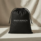  Sac bowling Virginia en cuir Saffiano noir, fabriqué en Italie, avec accessoires argentés polis et format 35 × 19 × 14,5 cm, poignée de 12 cm.