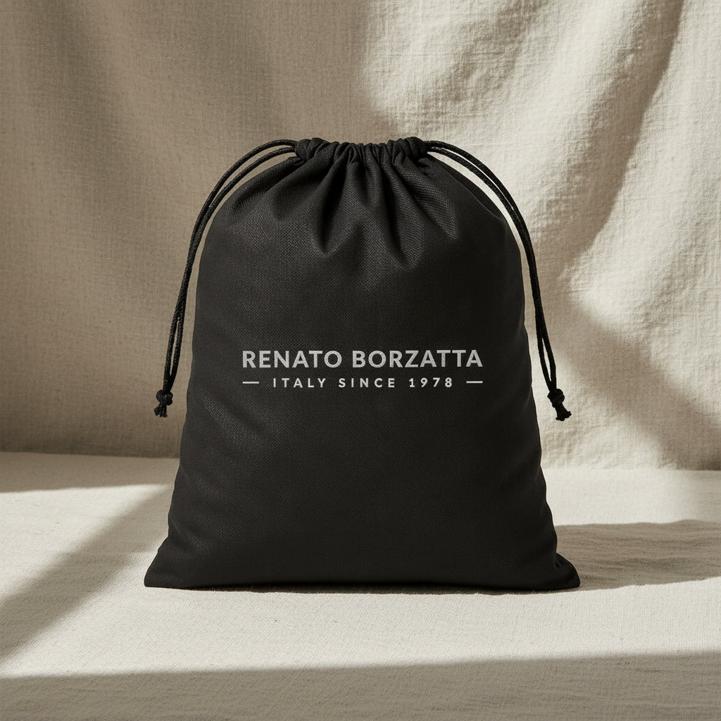  Sac bowling Virginia en cuir Saffiano noir, fabriqué en Italie, avec accessoires argentés polis et format 35 × 19 × 14,5 cm, poignée de 12 cm.