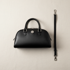  Sac bowling Virginia en cuir Saffiano noir, fabriqué en Italie, avec accessoires argentés polis et format 35 × 19 × 14,5 cm, poignée de 12 cm.
