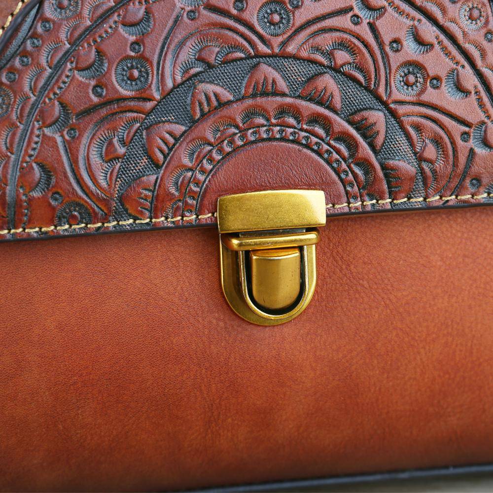 Petit sac à main vintage pour femme en cuir, modèle tote avec poignée supérieure.