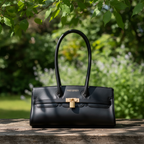 Sac porté épaule Arianna en cuir sauvage souple noir, fabriqué en Italie, avec accessoires métal or mat et format 34 × 15 × 16 cm, poignée de 20 cm.